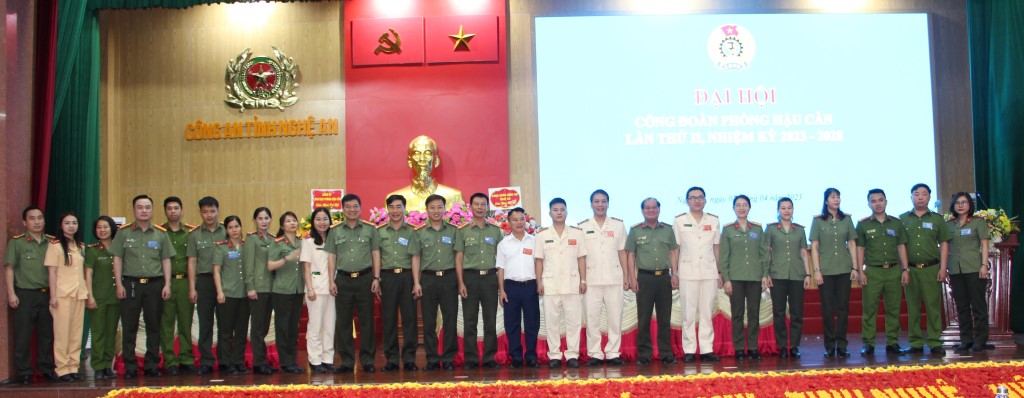 Ban chấp hành Công đoàn khóa mới chụp ảnh lưu niệm với các đại biểu
