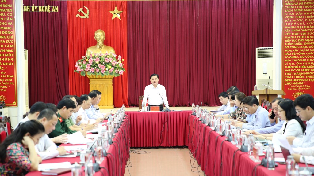 Đồng chí Thái Thanh Quý - Ủy viên Ban Chấp hành Trung ương Đảng, Bí thư Tỉnh ủy, Trưởng đoàn ĐBQH, Chủ tịch HĐND tỉnh làm Trưởng ban Chỉ đạo Cải cách hành chính tỉnh Nghệ An chủ trì phiên họp