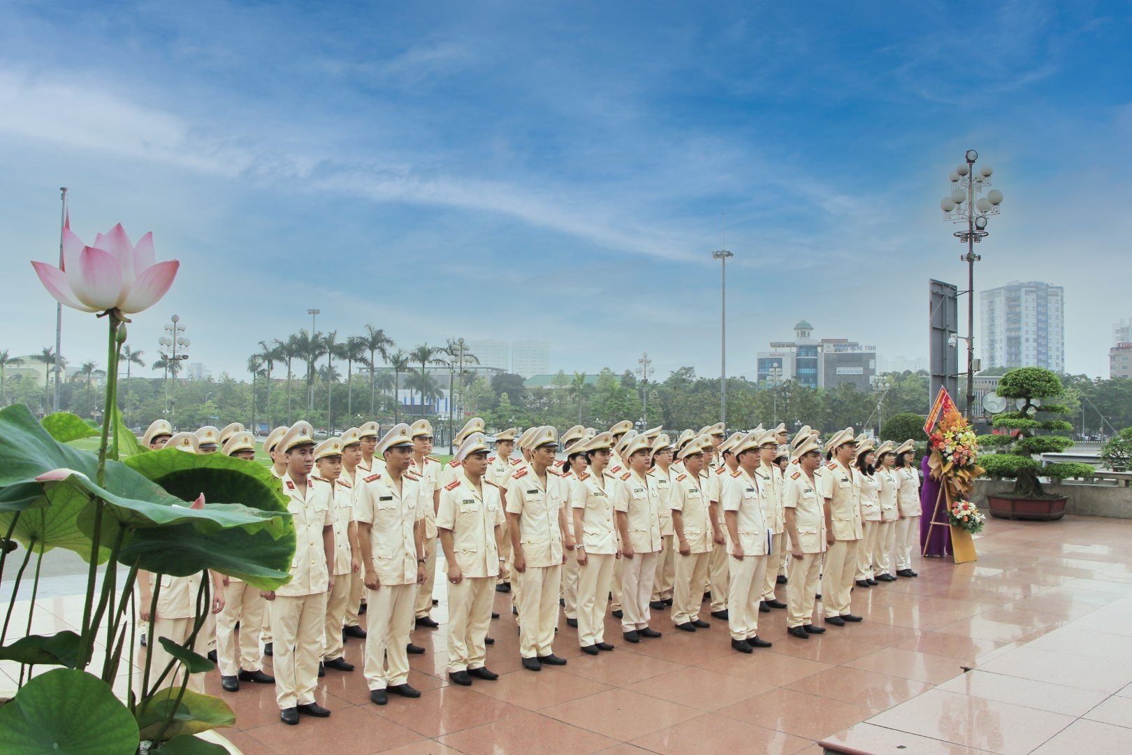 Nhân kỉ niệm 77 năm truyền thống lực lượng Tham mưu Công an nhân dân, tập thể Lãnh đạo, cán bộ, chiến sĩ Phòng Tham mưu dâng hoa báo công với Bác tại Quảng trường Hồ Chí Minh. Ảnh: Bình Minh