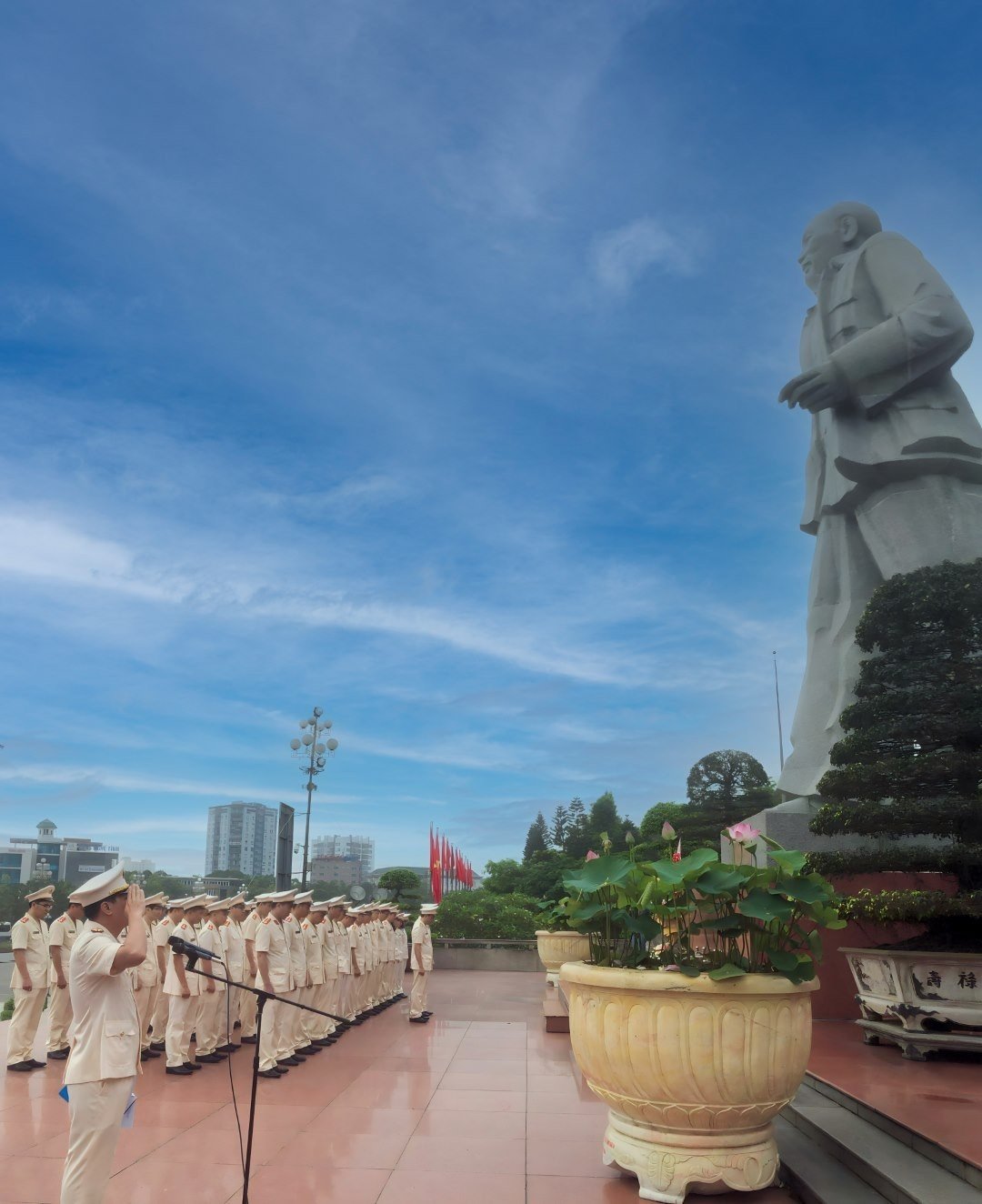 Tưởng nhớ công ơn trời biển của Chủ tịch Hồ Chí Minh. Ảnh: Bình Minh