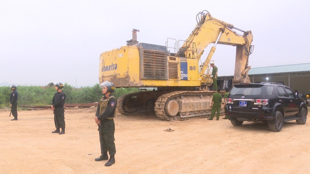 Lực lượng chức năng đã khám xét và thu giữ một số tài liệu liên quan tới vụ khai thác khoáng sản trái phép quy mô lớn tại huyện Nghi Lộc, tỉnh Nghệ An