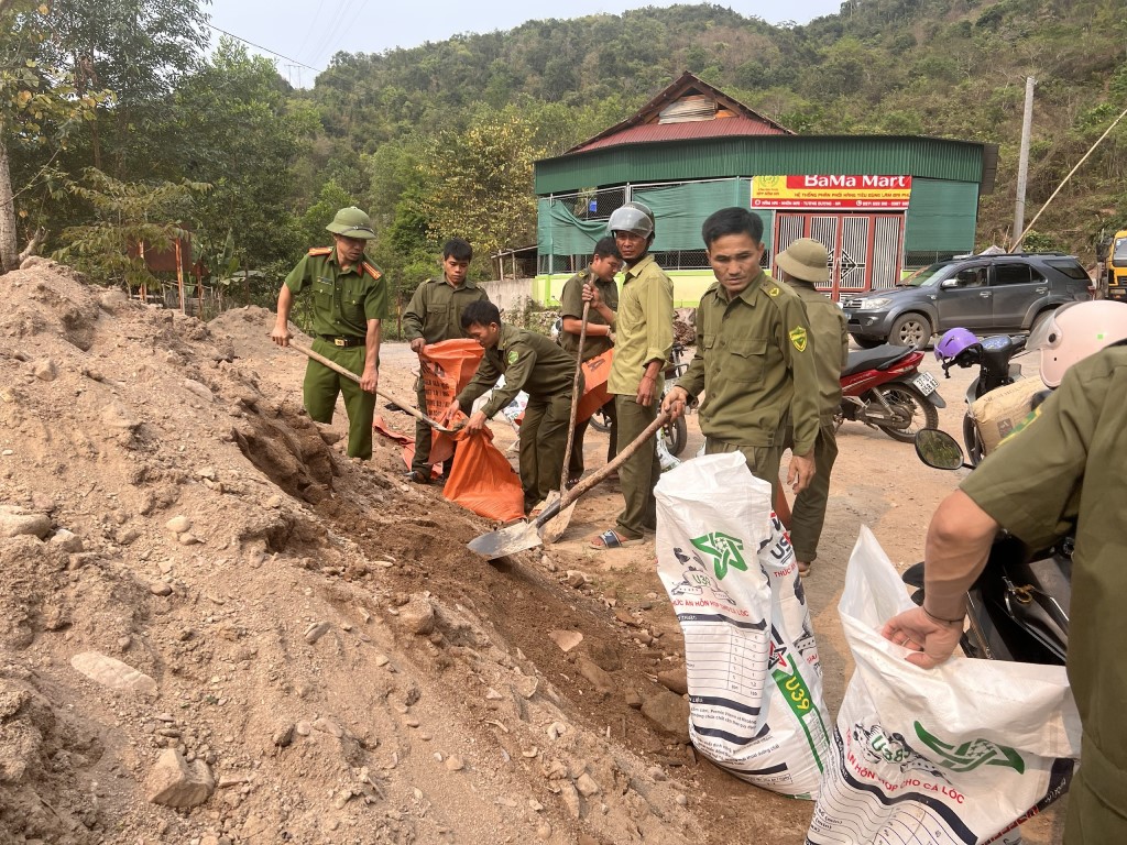 Nguyên vật liệu làm móng nhà cho người nghèo được chính quyền xã Nhôn Mai chuẩn bị để sẵn sàng vượt sông tới hai bản