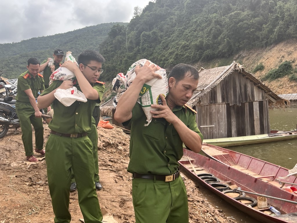Nguyên vật liệu làm móng nhà cho người nghèo được chính quyền xã Nhôn Mai chuẩn bị để sẵn sàng vượt sông tới hai bản