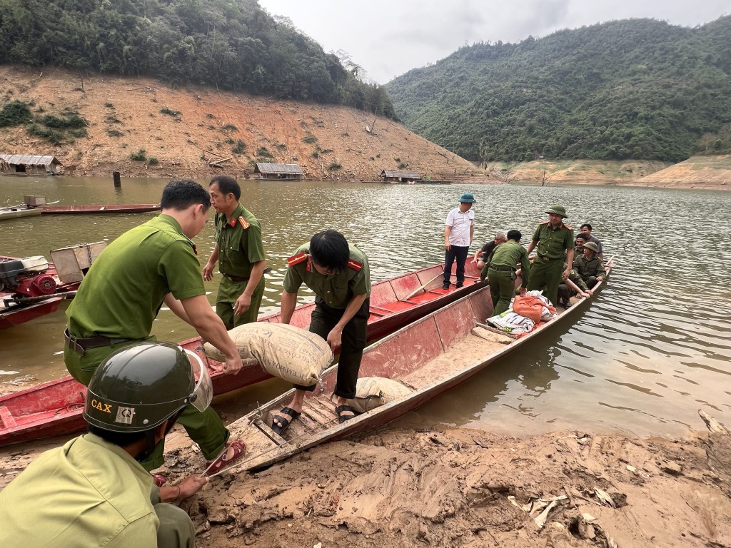 Công an xã Nhôn Mai chuyển cát lên thuyền