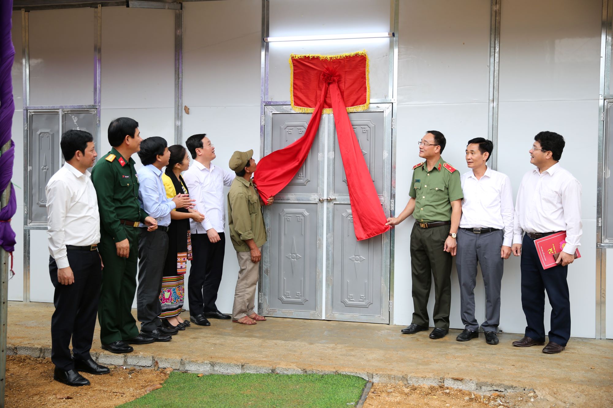 Các đại biểu mở băng khánh thành, bàn giao nhà