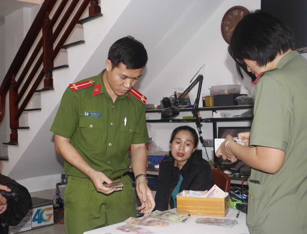 Công an khám xét tại hiện trường