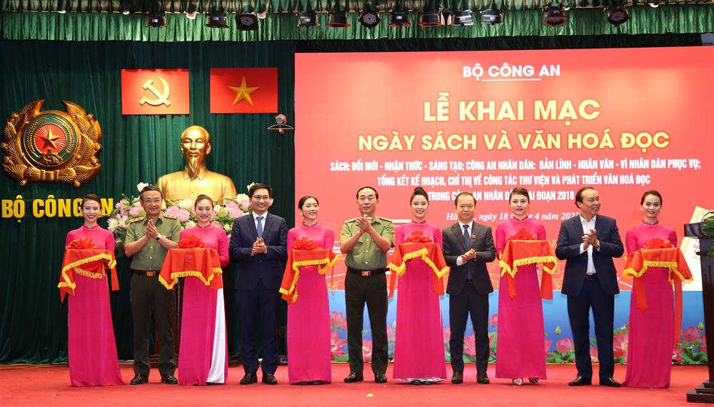 Thứ trưởng Trần Quốc Tỏ cùng các đại biểu cắt băng khai mạc Ngày Sách và Văn hóa đọc trong CAND.
