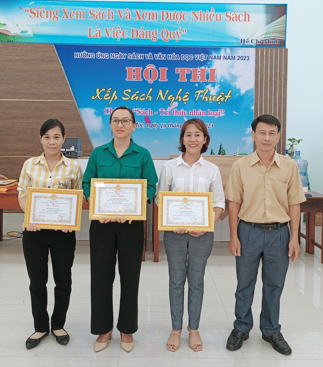 Ông Nguyễn Văn Hà, Phó Giám đốc Trung tâm VHTT-TT huyện Xuyên Mộc trao giải Nhất cho đội thi xã Bình Châu.