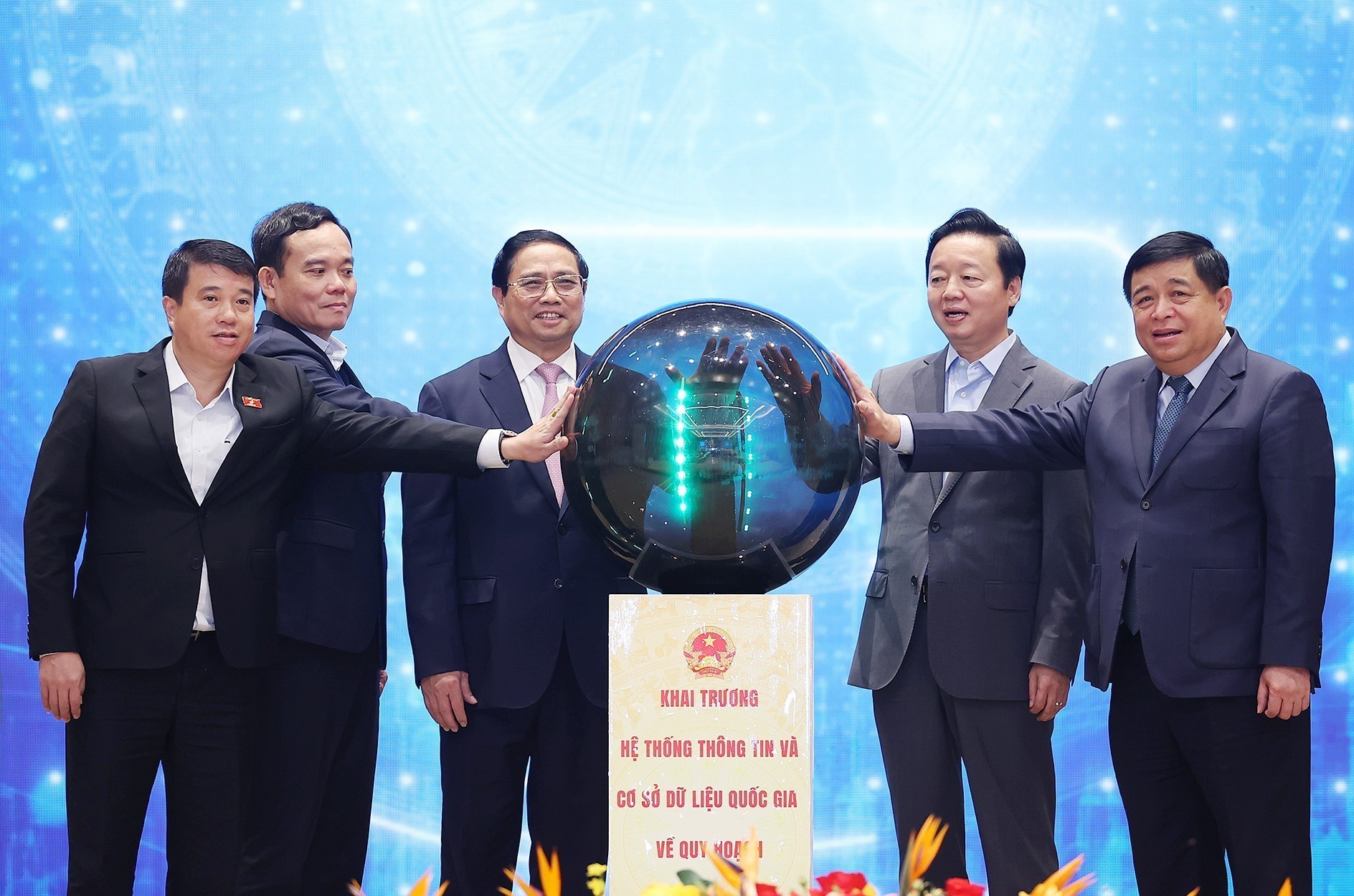 Thủ tướng Phạm Minh Chính và các đại biểu thực hiện nghi thức khai trương hệ thống thông tin và cơ sở dữ liệu quy hoạch quốc gia. Ảnh: DƯƠNG GIANG