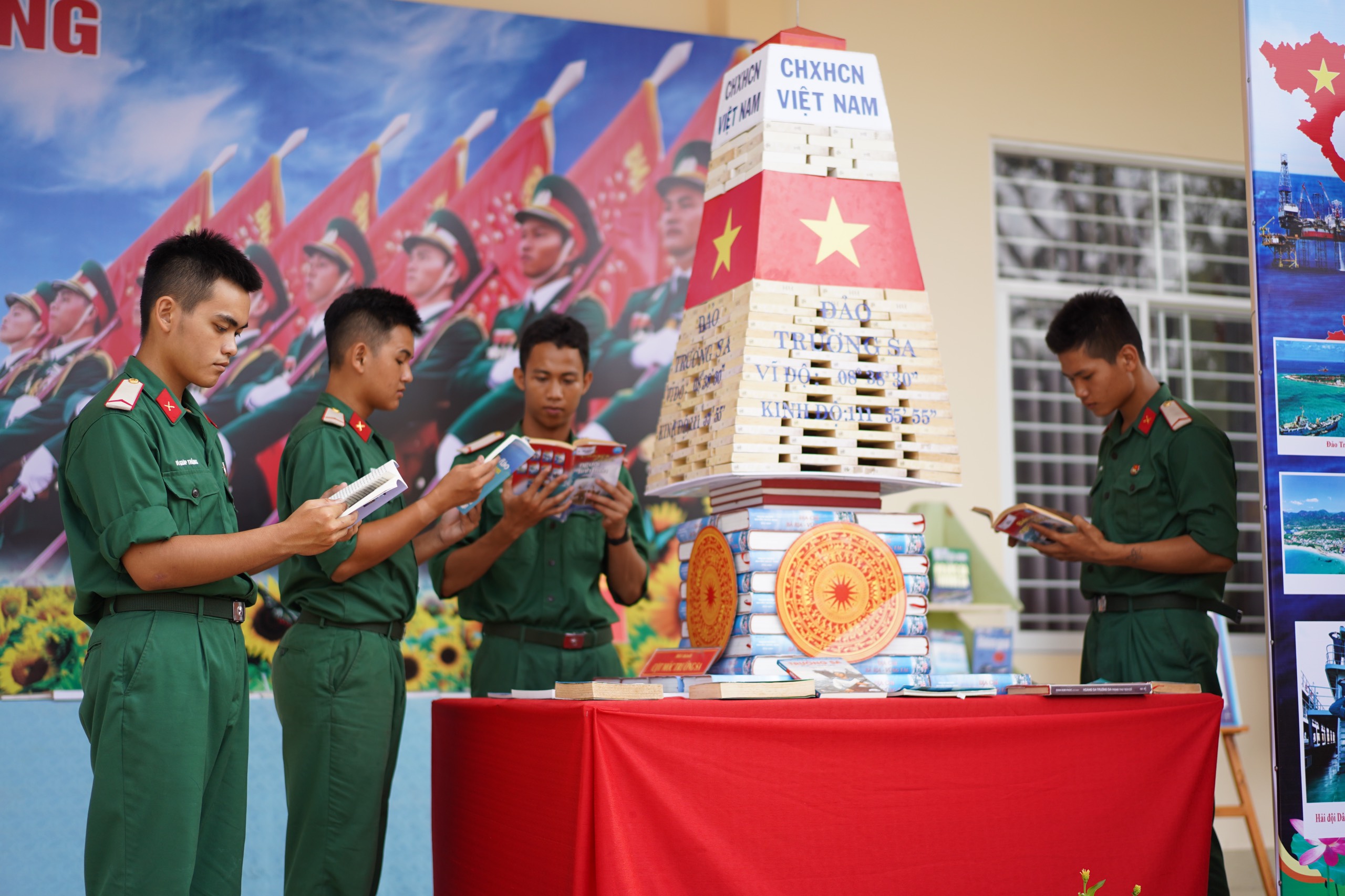 Cán bộ, chiến sĩ xem triển lãm sách, ảnh về truyền thống anh hùng của Quân đội nhân dân Việt Nam và LLVT tỉnh Bà Rịa - Vũng Tàu.