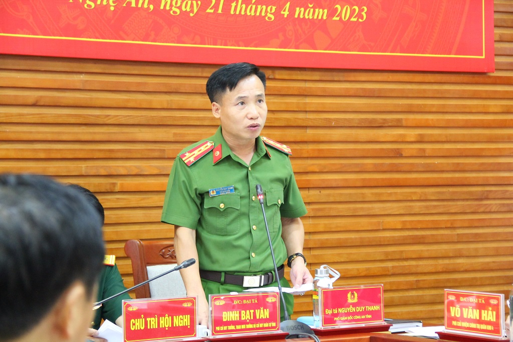 Đồng chí Đại tá Nguyễn Duy Thanh, Phó Giám đốc Công an tỉnh Nghệ An phát biểu tại Hội nghị