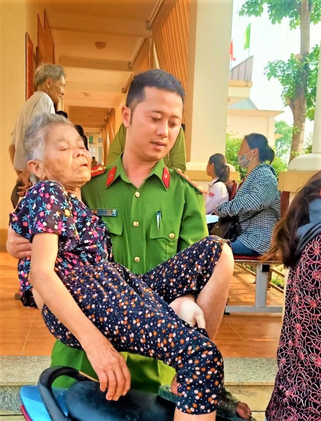 Công an huyện Nghĩa Đàn đưa người dân tàn tật đến điểm làm thủ tục cấp CCCD