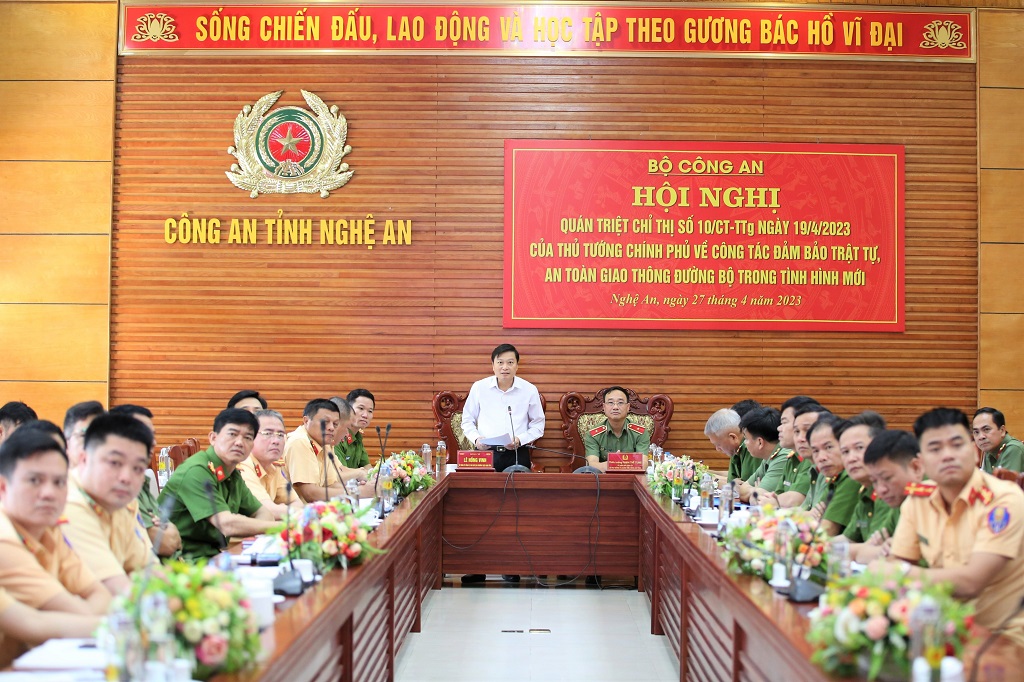 Đồng chí Lê Hồng Vinh - Phó Chủ tịch Thường trực UBND tỉnh trình bày tham luận tại hội nghị