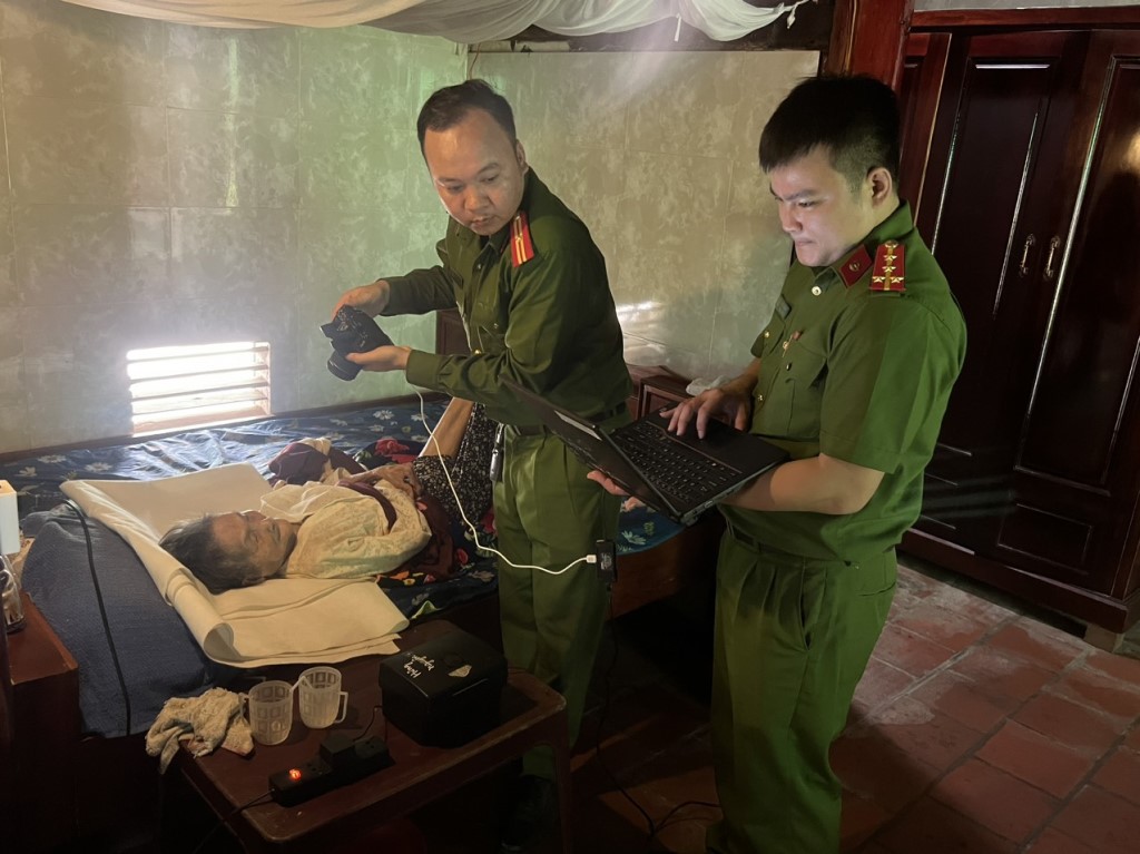 Không kể ngày lễ, ban đêm các tổ lưu động đến tận nhà làm CCCD gắn chíp cho người già yếu, bệnh tật