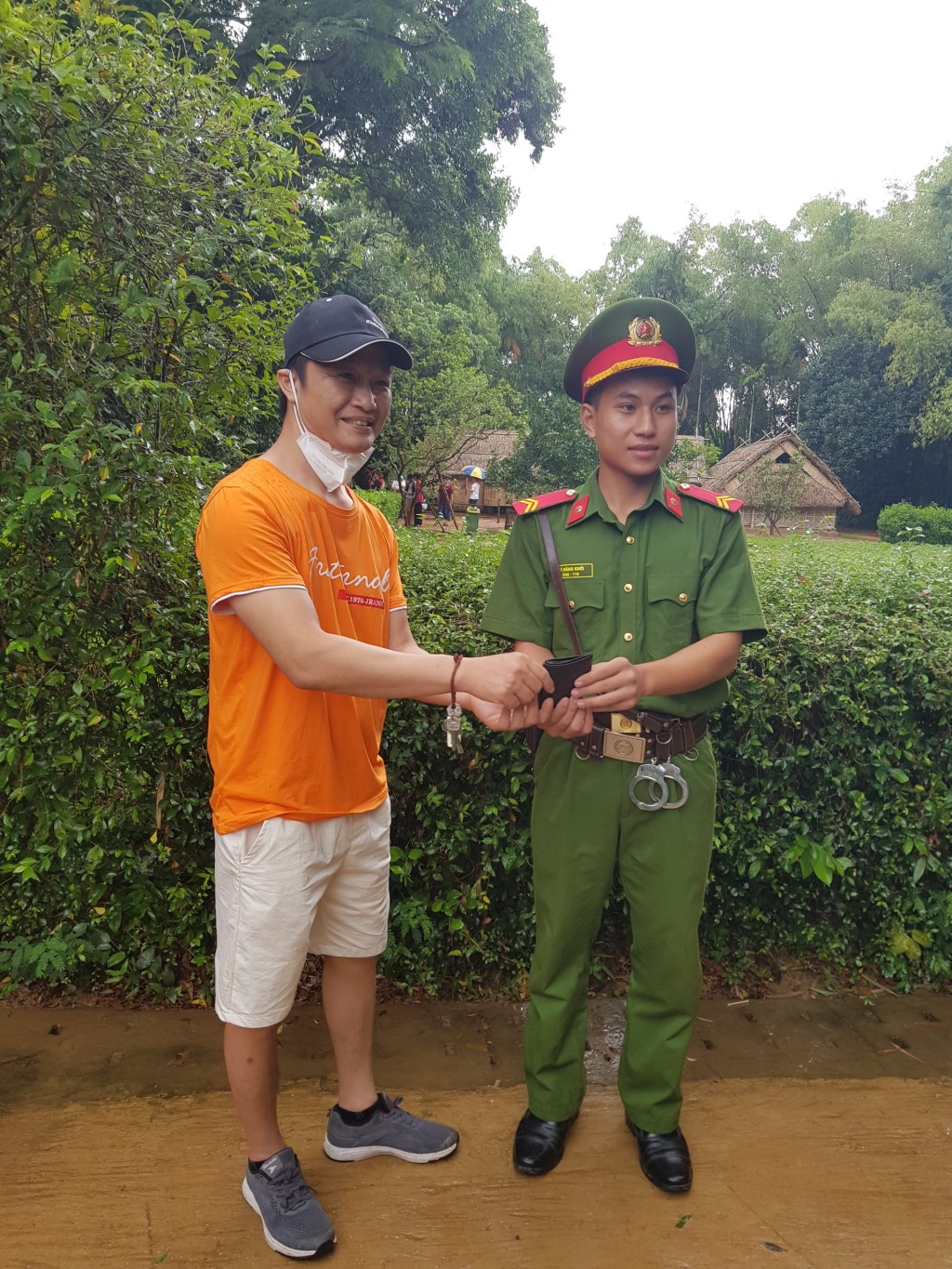 Chiến sỹ cảnh sát bảo vệ mục tiêu Kim Liên trả lại tài sản bị mất cho du khách tham quan