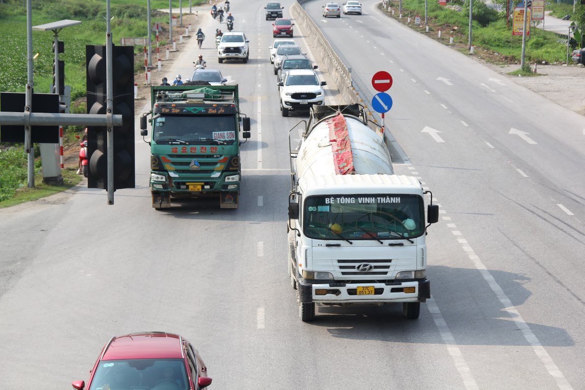 Từ chiều 28/4, tại cửa ngõ vào thành phố Vinh, các phương tiện dồn về ngày càng nhiều