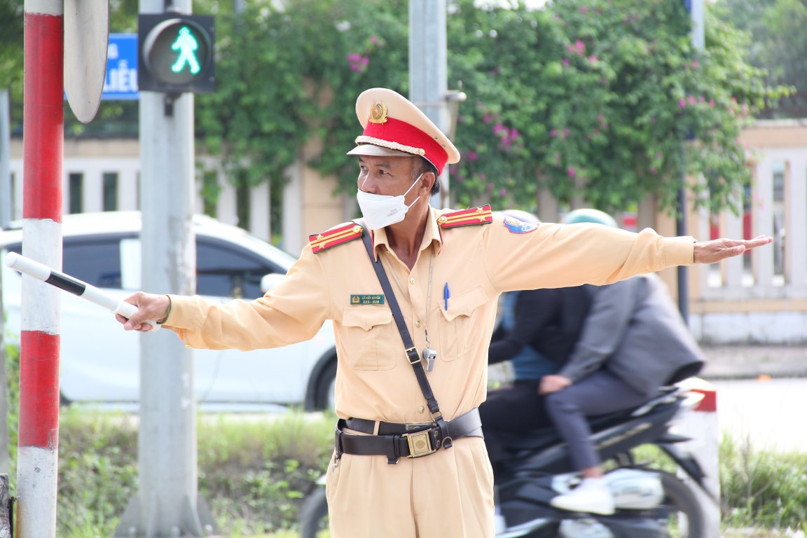 Cán bộ CSGT Công an thành phố Vinh phân luồng giao thông giữa thời tiết nắng nóng gay gắt (ảnh chụp chiều 28/4/2023)