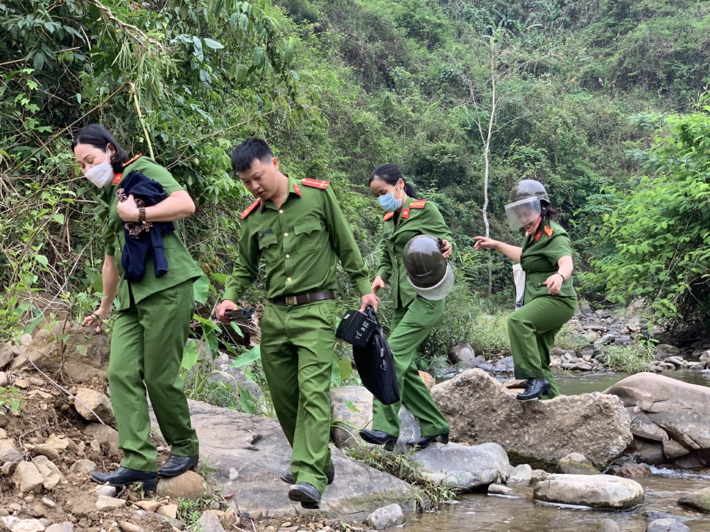 Các tổ công tác của Công an Nghệ An vào bản làm CCCD xuyên dịp lễ Giỗ tổ Hùng Vương, 30/4, 01/5/2023