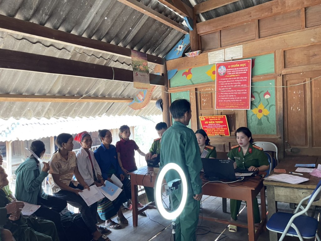 Nhiều người dân lần dầu được chụp ảnh nên khá bối rối