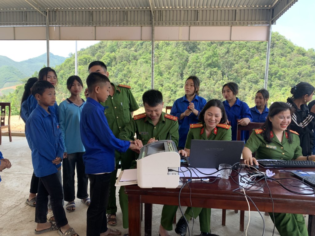 Mặc dù rất mệt do thay đổi về khí hậu nhưng trước sự háo hức của người dân, mọi người như được tiếp thêm sức mạnh…