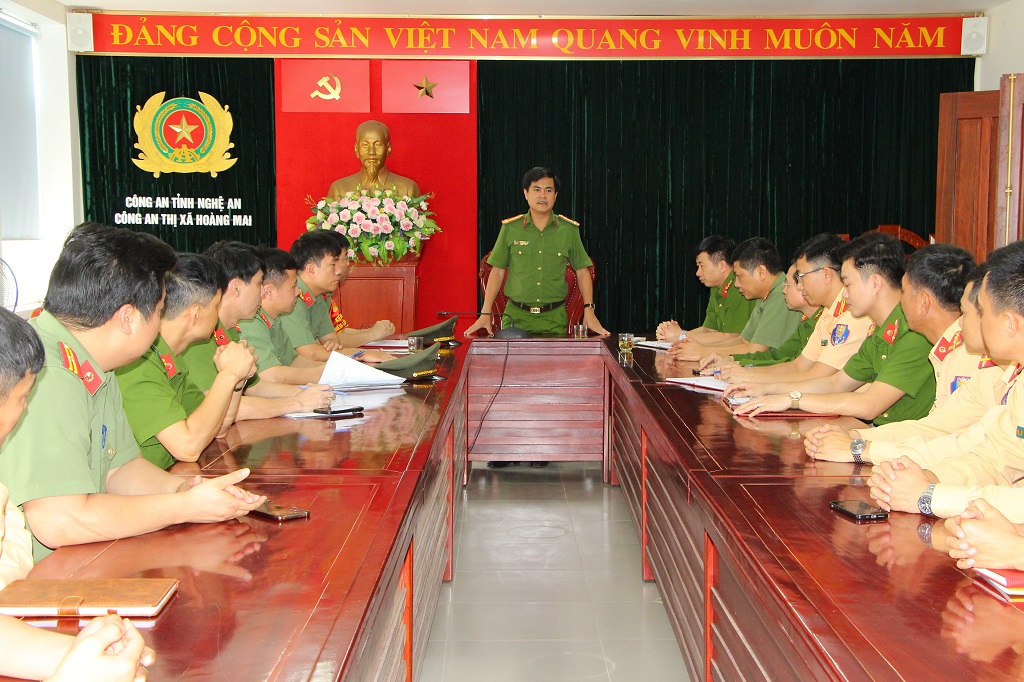Đồng chí Đại tá Nguyễn Đức Hải, Phó Giám đốc Công an tỉnh thăm, động viên cán bộ chiến sỹ Công an TX Hoàng Mai