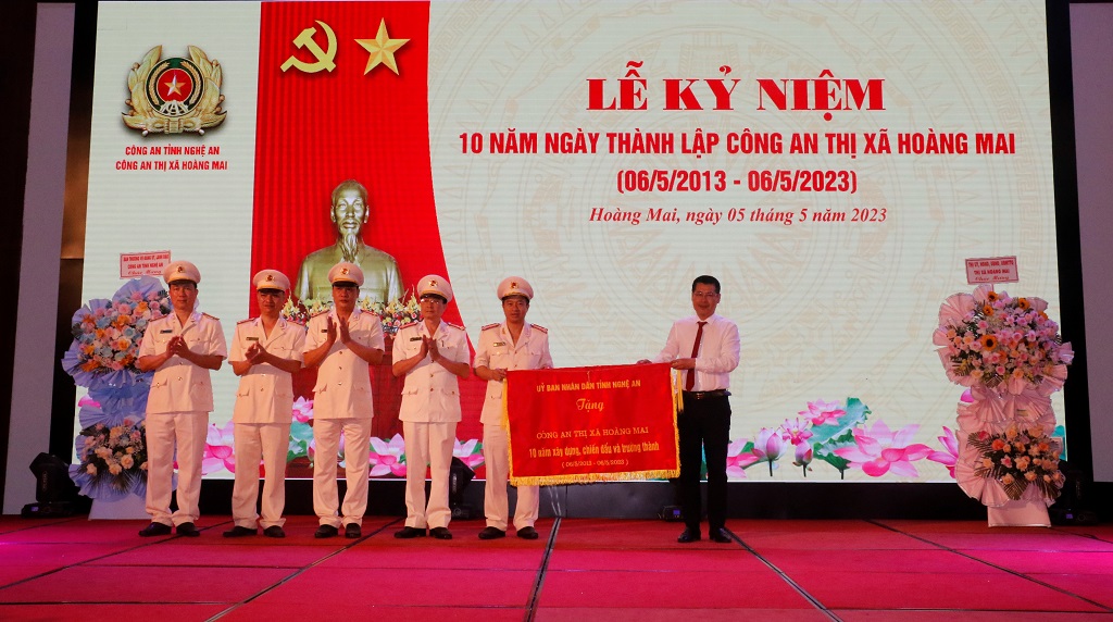 Thừa ủy quyền, đồng chí Lê Trường Giang - Bí thư Thị uỷ thị xã trao bức trướng của UBND tỉnh tặng Công an thị xã