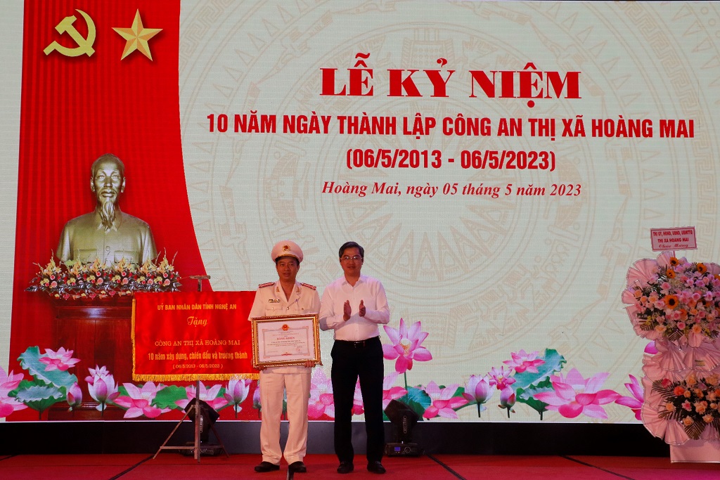 Thừa ủy quyền, đồng chí Nguyễn Hữu An - Phó Bí thư, Chủ tịch UBND thị xã trao Bằng khen của Chủ tịch UBND tỉnh tặng Công an thị xã