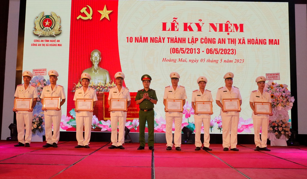 Đồng chí Đại tá Nguyễn Đức Hải, Phó Giám đốc Công an tỉnh trao Giấy khen của Giám đốc Công an tỉnh tặng 03 tập thể, 05 cá nhân Công an thị xã