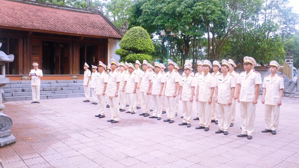 Đoàn Phòng An ninh kinh tế dâng hoa, dâng hương tại Nhà tưởng niệm Cố Bộ trưởng Trần Quốc Hoàn