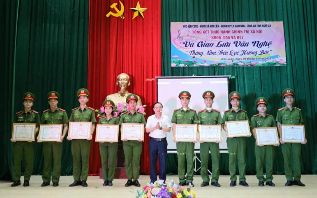 Tặng Giấy khen cho các học viên