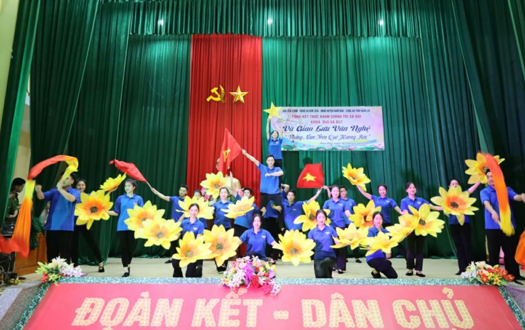 Các tiết mục giao lưu văn nghệ “Tháng Năm trên quê hương Bác”