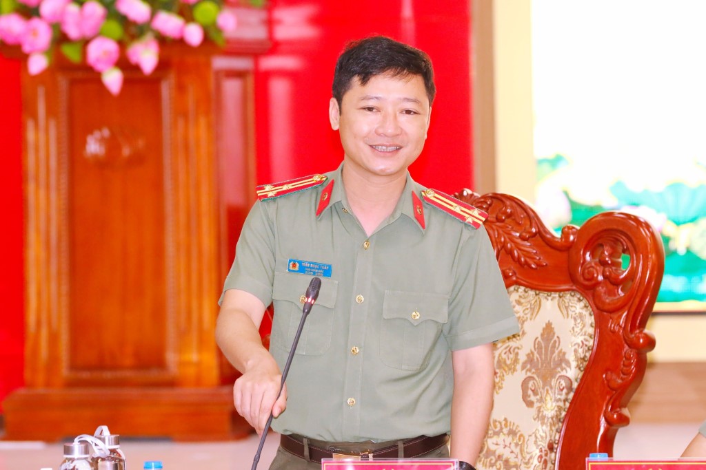 Đồng chí Thượng tá Trần Ngọc Tuấn, Phó Giám đốc Công an tỉnh phát biểu tại Hội nghị