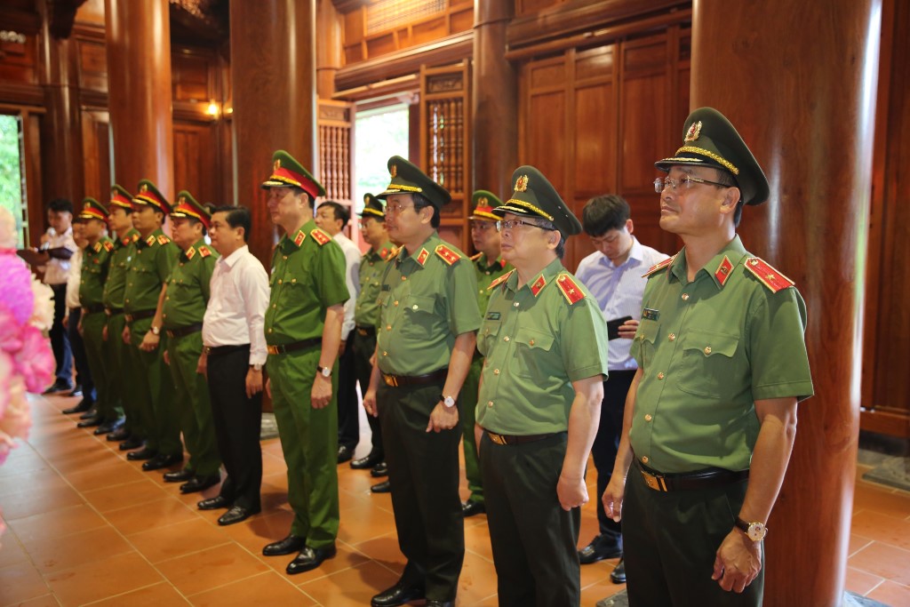 Đoàn đại biểu dâng hoa, dâng hương tưởng niệm Chủ tịch Hồ Chí Minh tại Khu Di tích Quốc gia đặc biệt Kim Liên  