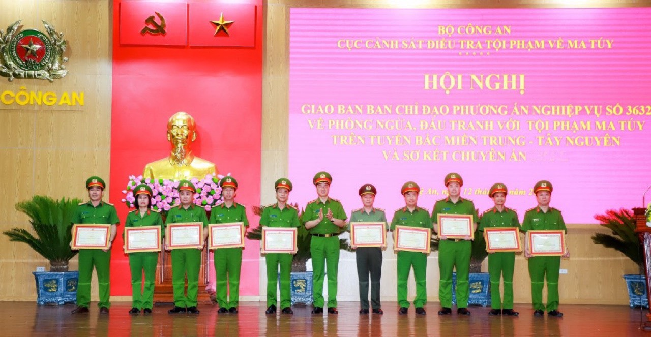 Thứ tưởng Nguyễn Duy Ngọc trao thưởng cho các cá nhân thuộc Công an các đơn vị, địa phương trong thực hiện Phương án và đấu tranh chuyên án 