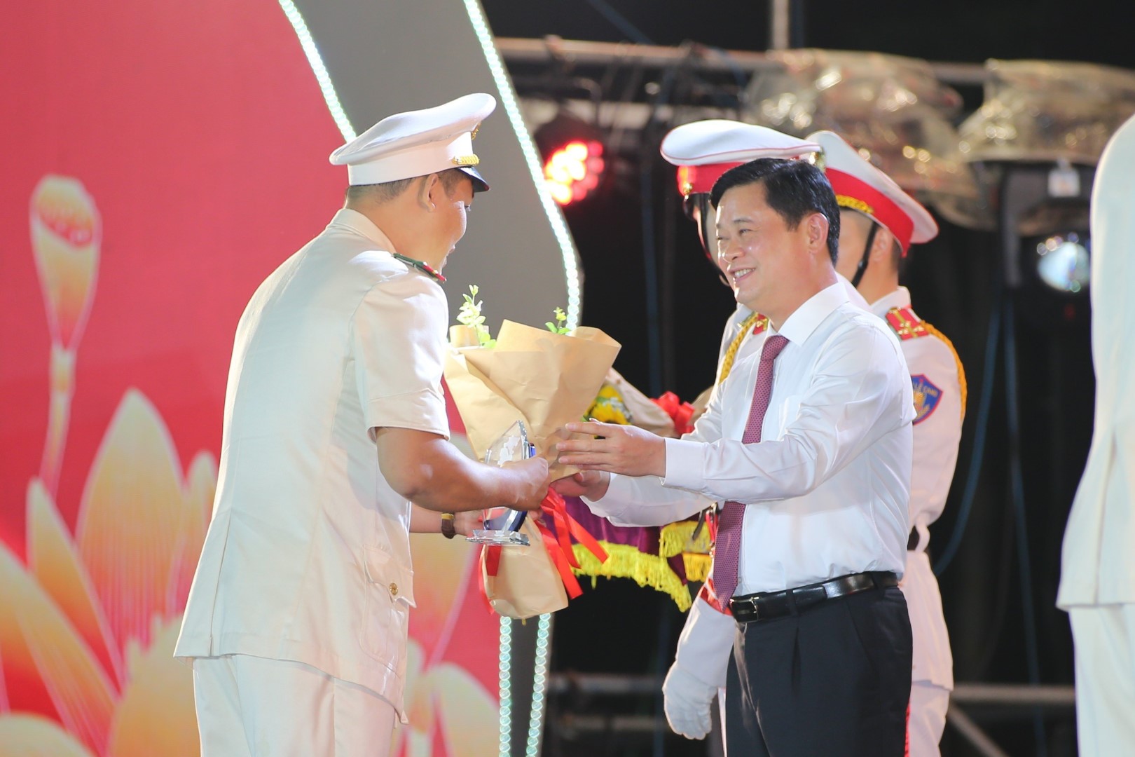  Ông Thái Thanh Quý - Bí thư Tỉnh uỷ Nghệ An tặng hoa chúc mừng 75 gương điển hình tiên tiến Công an nhân dân học tập, làm theo 6 điều Bác Hồ dạy