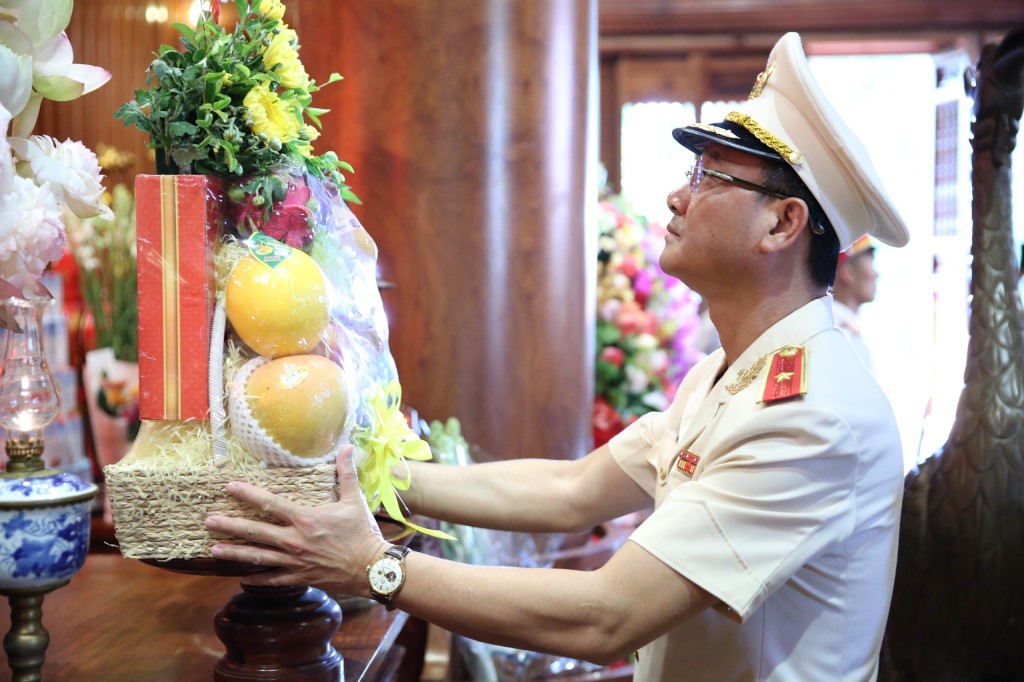 Đồng chí Thiếu tướng Phạm Thế Tùng, Giám đốc Công an tỉnh dâng lễ lên anh linh Chủ tịch Hồ Chí Minh