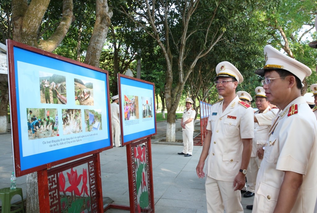 Đoàn đại biểu Công an tỉnh tham quan khu vực trưng bày các hình ảnh lực lượng Công an Nghệ An hỗ trợ xây dựng nhà cho người nghèo, người có khăn về nhà ở trên địa bàn Nghệ An