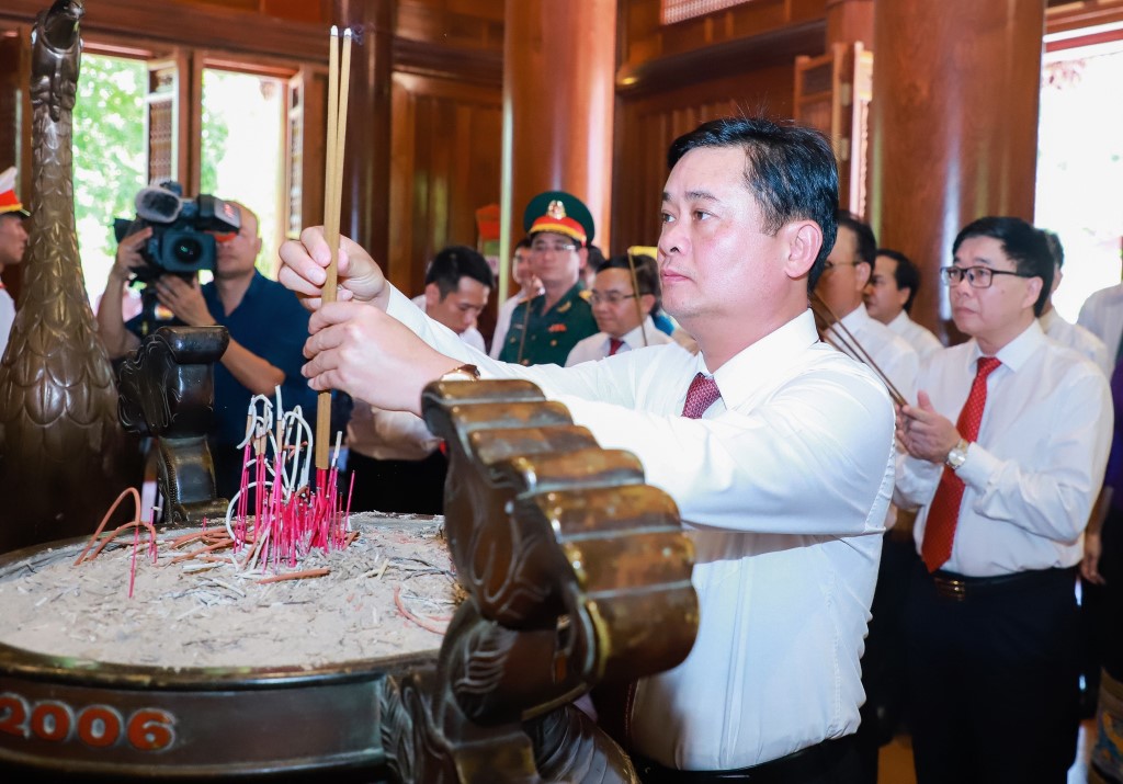 Đồng chí Bí thư Tỉnh ủy Thái Thanh Quý dâng hương tưởng niệm Chủ tịch Hồ Chí Minh