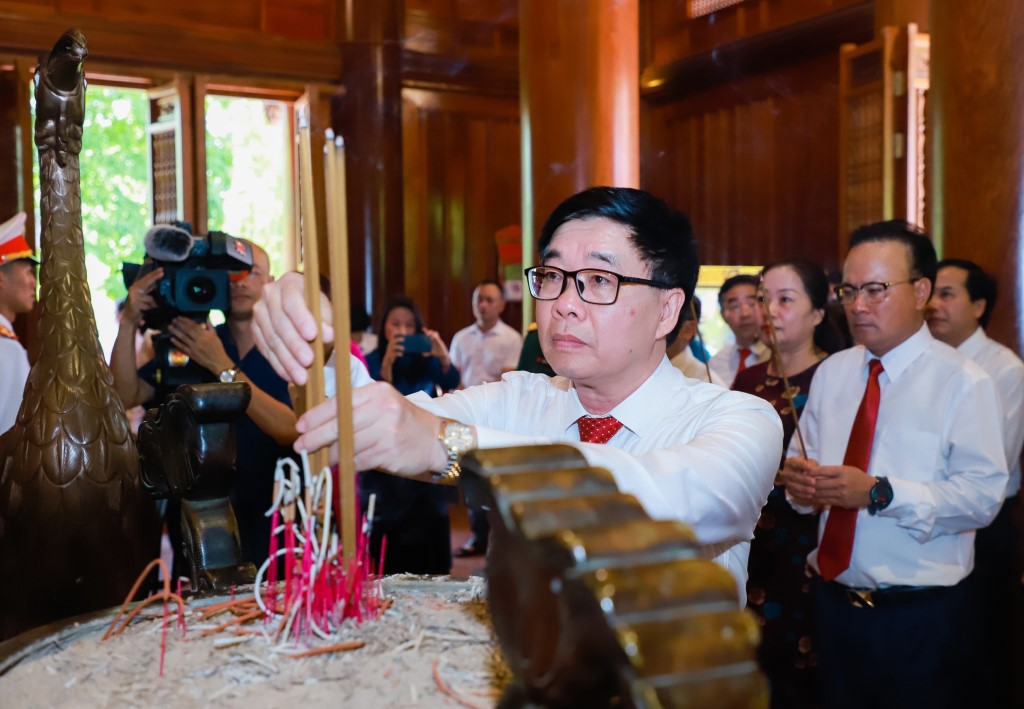 Đồng chí Nguyễn Văn Thông, Phó Bí thư Thường trực Tỉnh ủy dâng hương tưởng niệm Chủ tịch Hồ Chí Minh