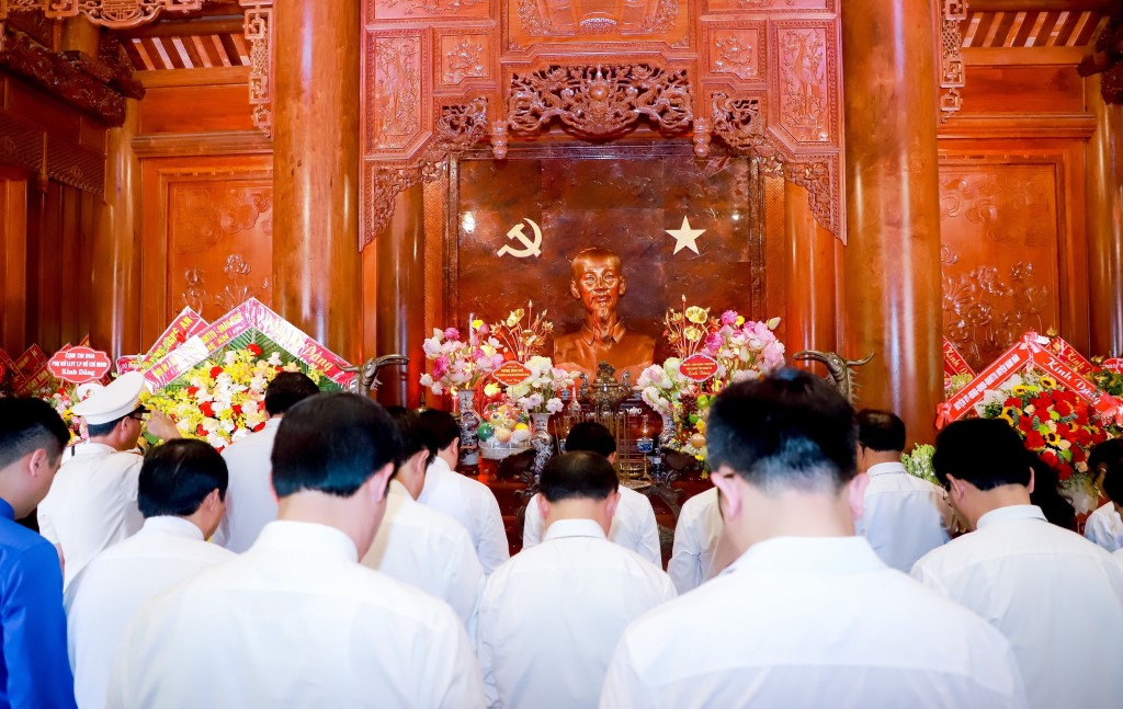 Các đại biểu thành kính tưởng niệm Chủ tịch Hồ Chí Minh