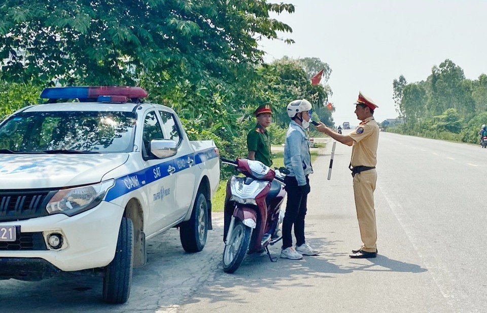 Tăng cường kiểm tra, xử lý các hành vi của người điều khiển xe vi phạm về nồng độ cồn