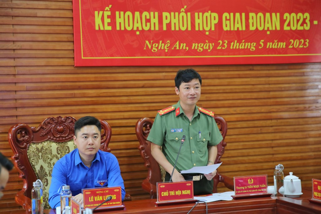 Đồng chí Thượng tá Trần Ngọc Tuấn, Uỷ viên BTV Đảng uỷ, Phó Giám đốc Công an tỉnh phát biểu tại buổi lễ