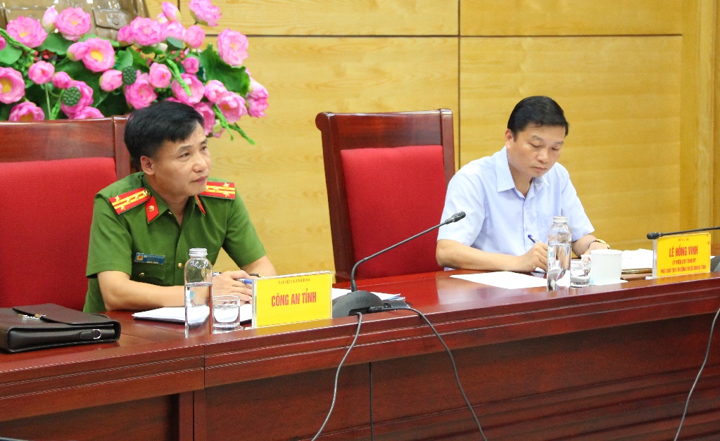 Các đồng chí Lê Hồng Vinh - Phó Chủ tịch Thường trực UBND tỉnh; Đại tá Nguyễn Duy Thanh, Phó Giám đốc Công an tỉnh đồng chủ trì Hội nghị