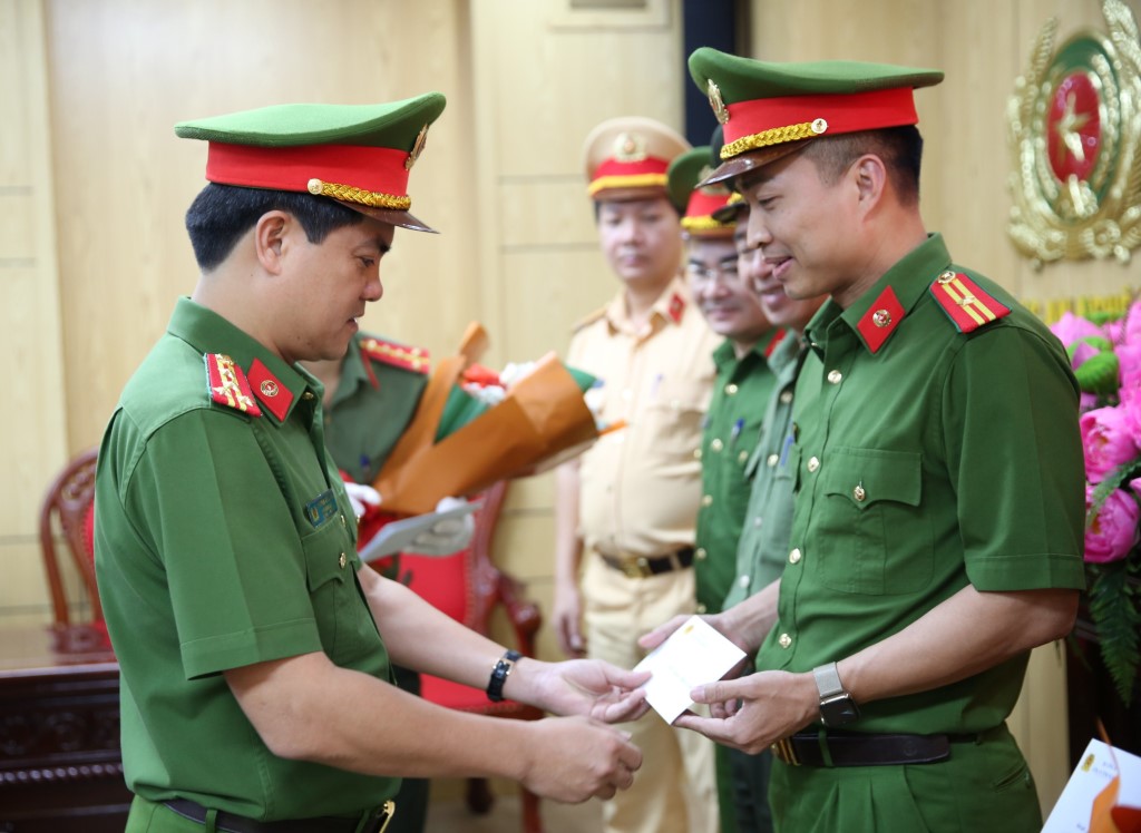 Nhiều cá nhân, tập thể được trao thưởng