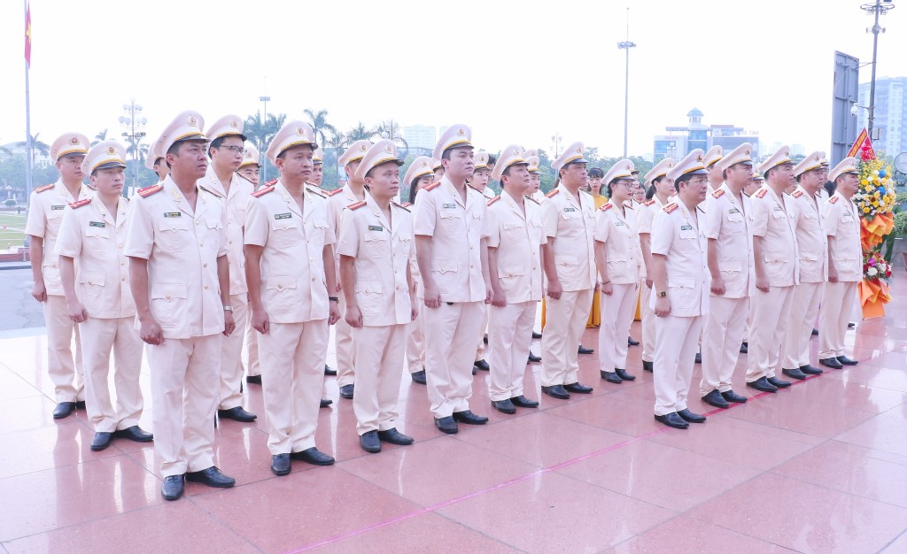 CBCS tiến hành lễ dâng hoa