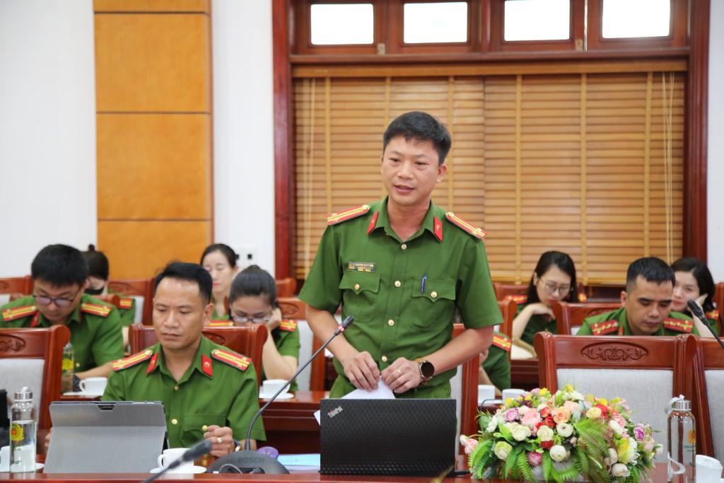 Lãnh đạo Trại tạm giam Công an tỉnh trình bày chuyên đề: Những nội dung cơ bản của Luật Thi hành tạm giữ, tạm giam, các Nghị định, Thông tư và văn bản hướng dẫn thi hành