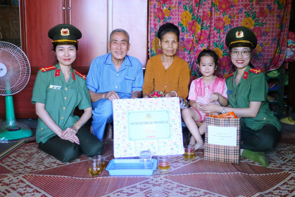 Thăm hỏi, động viên và trao quà hỗ trợ cho em Hoàng Thị Thu Hằng, Bản Cánh Tráp, xã Tam Thái, huyện Tương Dương