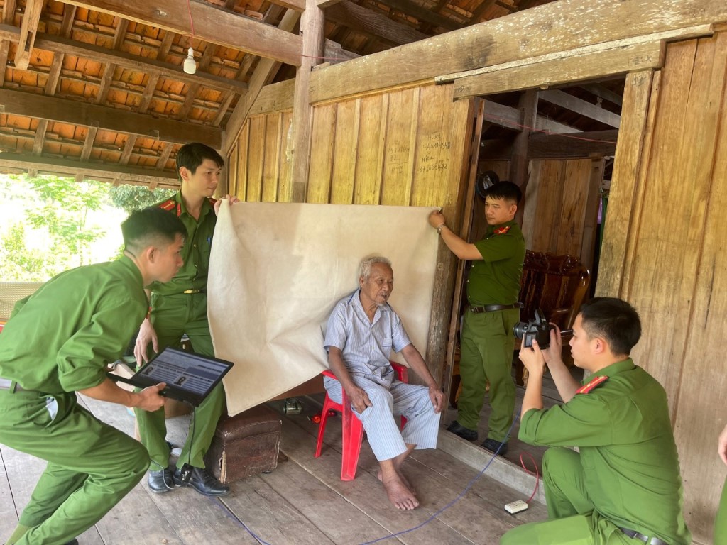 Những hình ảnh đẹp về các cán bộ, chiến sĩ làm CCCD cho bà con của Công an huyện Tương Dương