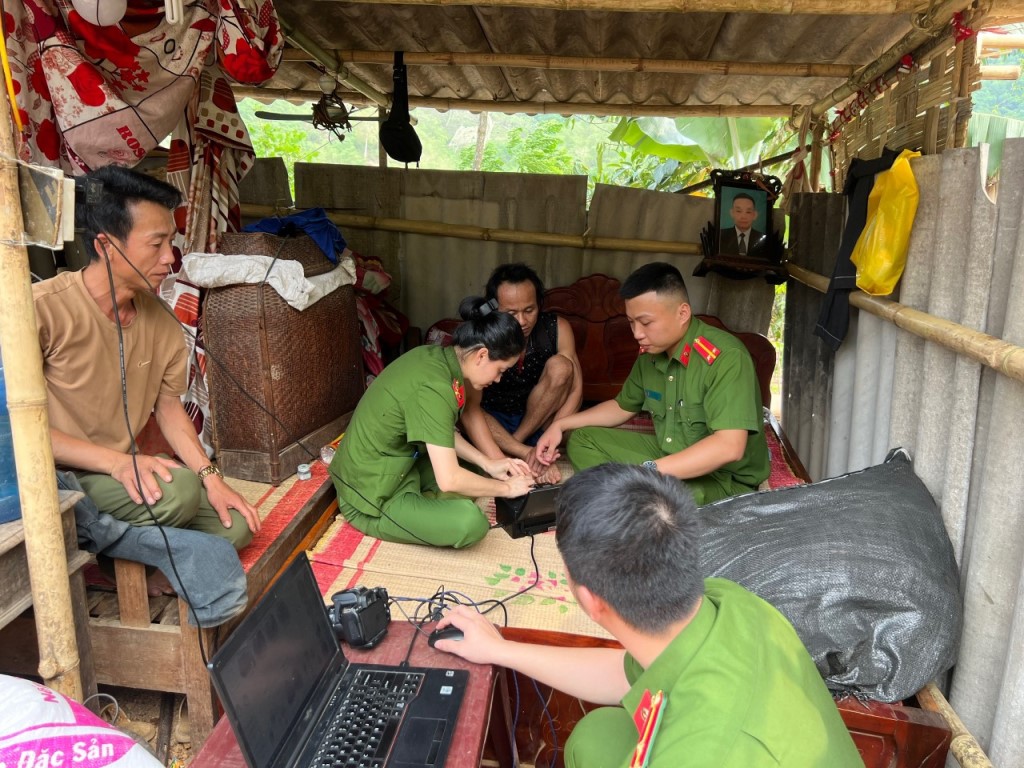 Cán bộ, chiến sĩ Công an huyện Tương Dương nhiệt tình, tận tụy hỗ trợ người dân các bước thu nhận CCCD