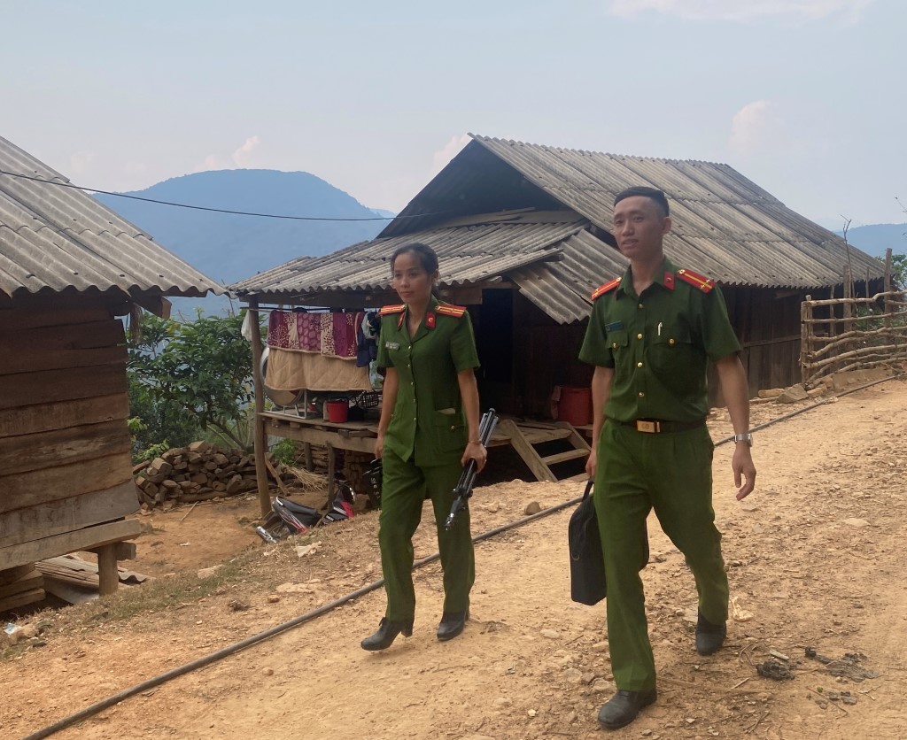 Với mục tiêu về đích sớm trong chiến dịch “70 ngày, đêm”, các Tổ công tác của Phòng Cảnh sát quản lý hành chính về trật tự xã hội, Công an tỉnh đã lưu động, tăng cường, phối hợp với Công an các huyện miền núi làm CCCD cho bà con 